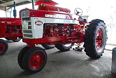 Antique Tractor Show - Farmall 1958 560